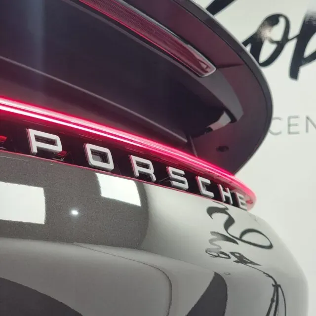 detailing Porsche 911